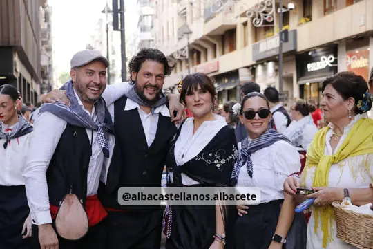 Participantes de la Cabalgata de Apertura de la Feria de Albacete 2026 posando durante el recorrido