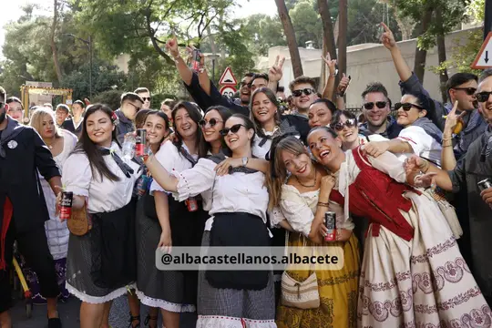 Grupo de participantes celebrando la Cabalgata de la Feria de Albacete 2026