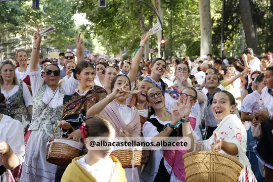 Participantes con indumentaria tradicional en la Cabalgata de la Feria de Albacete 2026