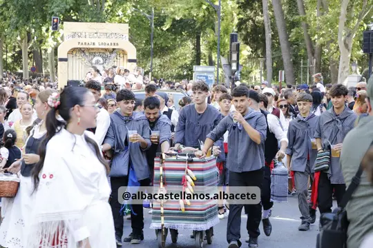 Agrupación musical participando en la Cabalgata de Apertura de Albacete 2026