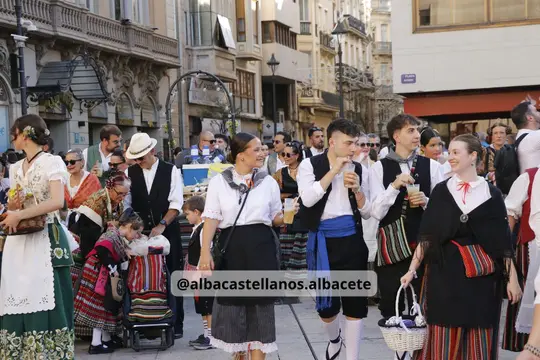 Participantes con trajes tradicionales durante la Cabalgata de Albacete 2026
