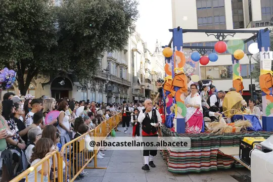 Carroza y público durante la Cabalgata de Apertura de la Feria de Albacete 2026