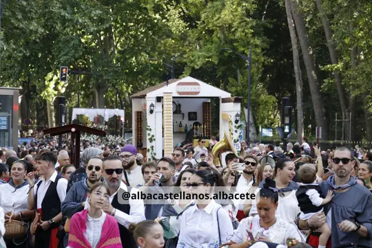 Público siguiendo la Cabalgata de Apertura de la Feria de Albacete 2026