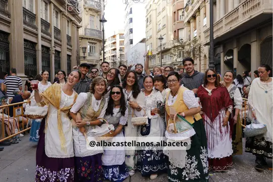 Grupo con indumentaria tradicional en la Cabalgata de Albacete 2026