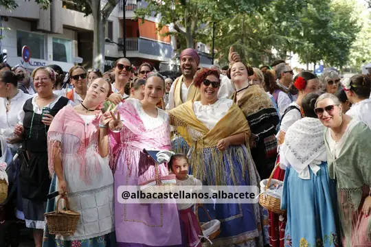 Participantes de varias edades en la Cabalgata de la Feria de Albacete 2026