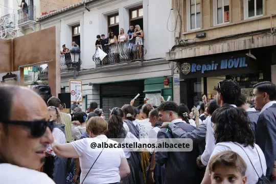 Público y participantes durante el paso de la Cabalgata de Albacete 2026