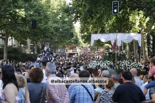 Ambiente de público en el recorrido de la Cabalgata de la Feria de Albacete 2026