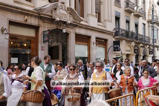 Participantes saludando desde el recorrido de la Cabalgata de Albacete 2026