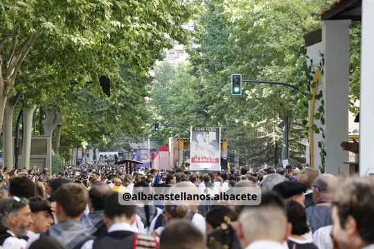 Público reunido para ver la Cabalgata de Apertura de Albacete 2026
