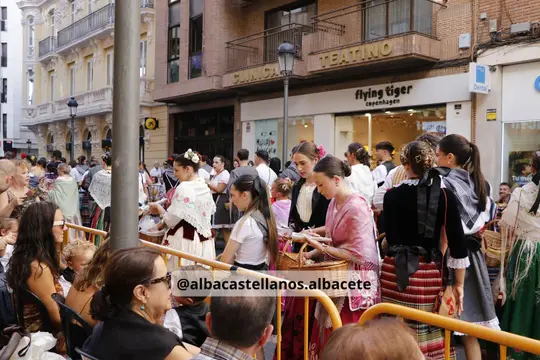 Participantes saludando al público en la Cabalgata de Albacete 2026