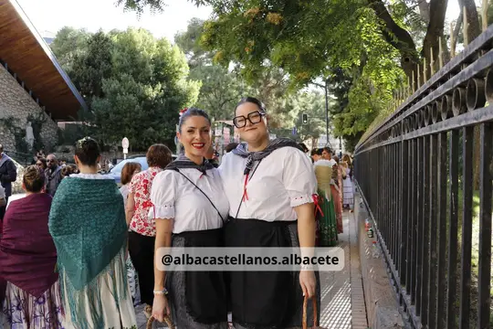 Participantes junto al recorrido de la Cabalgata de la Feria de Albacete 2026