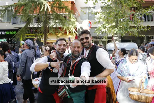 Grupo de participantes celebrando la Cabalgata de Apertura de Albacete 2026