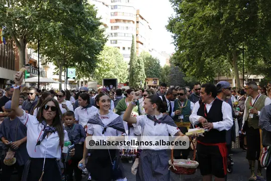 Público y participantes durante la Cabalgata de la Feria de Albacete 2026