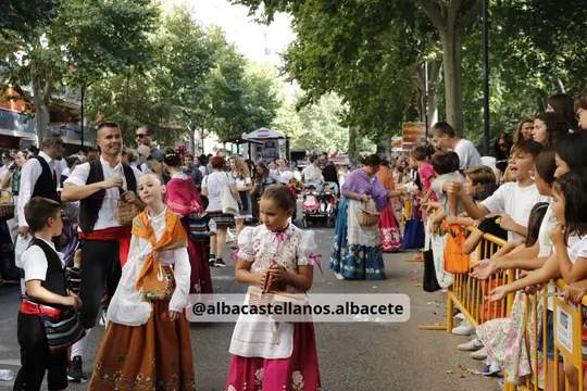 Ambiente festivo durante la Cabalgata de Apertura de la Feria de Albacete 2026