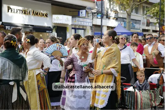 Participantes con trajes tradicionales en la Cabalgata de Albacete 2026
