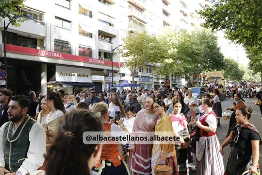 Participantes y público en la Cabalgata de la Feria de Albacete 2026