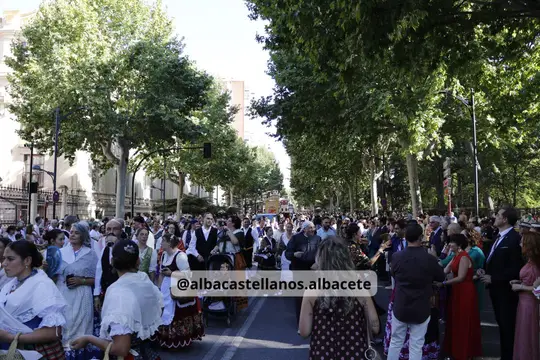 Público siguiendo la Cabalgata de Apertura de la Feria de Albacete 2026