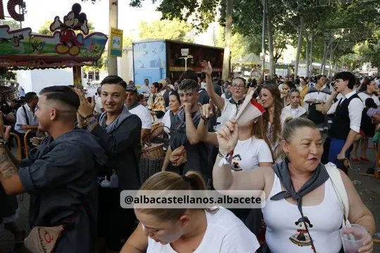 Público y participantes junto a una carroza en el Paseo de la Feria de Albacete 2026