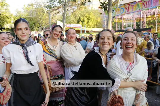 Grupo de participantes con blusa y pañuelo manchegos posando en la Cabalgata de Albacete 2026