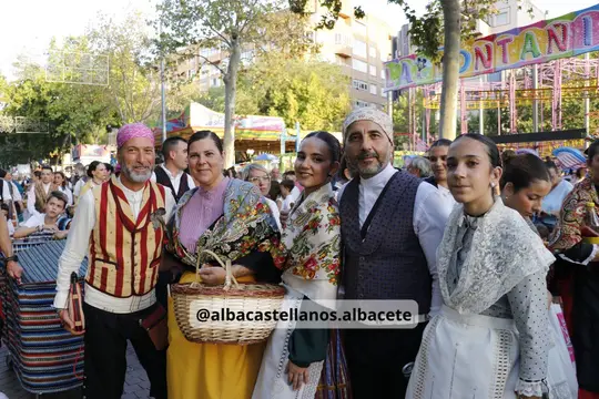 Participantes con indumentaria tradicional y cestas de mimbre en el Paseo de la Feria de Albacete