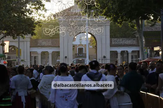 Público ante la Puerta de Hierros del Recinto Ferial al final del recorrido de la Cabalgata de Albacete 2026