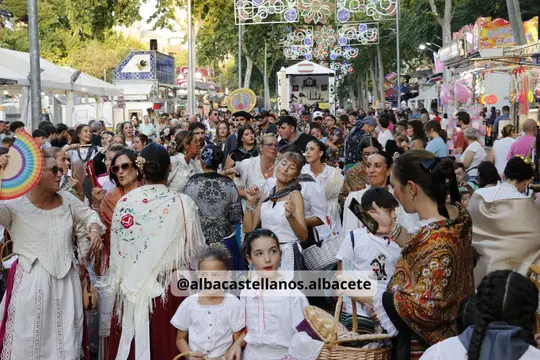 Participantes con mantones y cestas entre el público del Paseo de la Feria de Albacete 2026