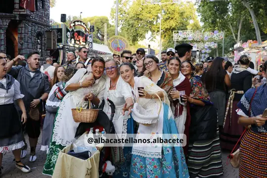 Grupo de participantes con traje manchego y cestas durante la Cabalgata de Albacete 2026