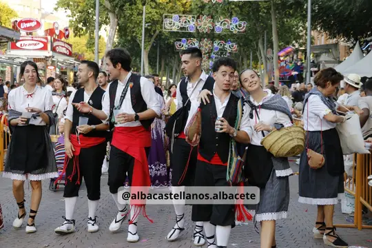 Jóvenes con indumentaria tradicional caminando por el Paseo de la Feria de Albacete 2026