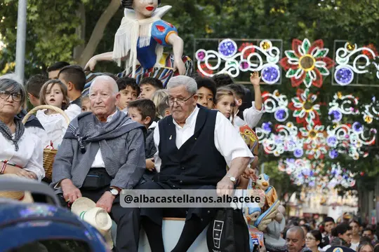 Participantes de distintas generaciones bajo la iluminación de la Feria de Albacete 2026
