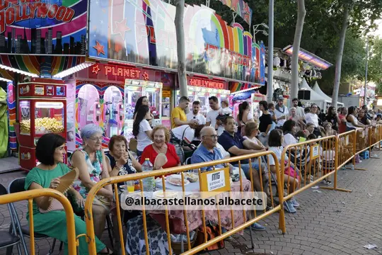 Público sentado tras las vallas frente a las atracciones del Recinto Ferial de Albacete 2026