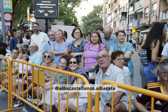 Público esperando el paso de la Cabalgata tras las vallas del recorrido en Albacete 2026