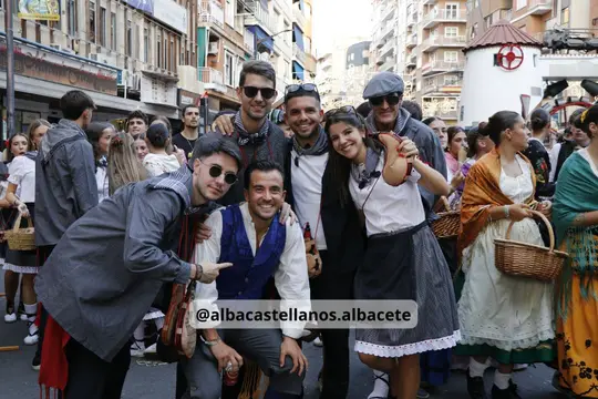 Grupo de participantes posando en una calle del centro durante la Cabalgata de Albacete 2026