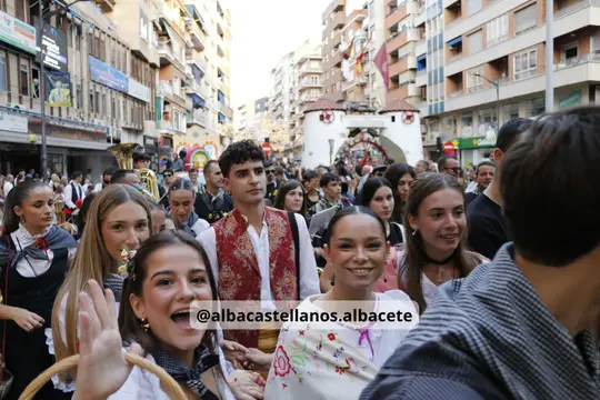 Participantes con traje manchego ante una carroza en el centro de Albacete durante la Cabalgata de 2026