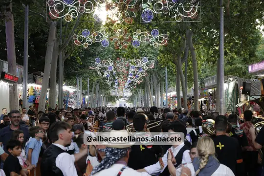 Paseo de la Feria de Albacete con el público reunido bajo la iluminación de la Feria de 2026