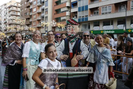 Familias con indumentaria tradicional junto al recorrido de la Cabalgata de Albacete 2026