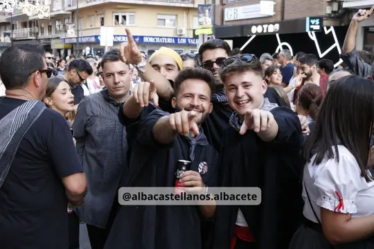 Grupo de jóvenes con blusa manchega saludando durante la Cabalgata de Albacete 2026