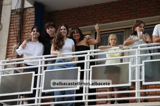 Vecinos siguiendo la Cabalgata de Albacete 2026 desde un balcón del recorrido
