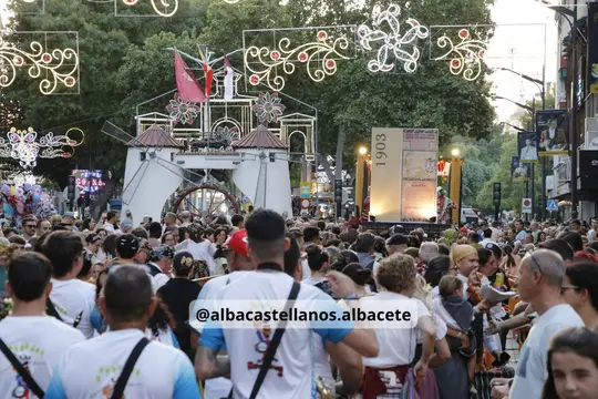 Carroza iluminada avanzando entre el público en el Paseo de la Feria de Albacete 2026