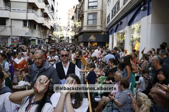 Calle del centro de Albacete llena de público durante el paso de la Cabalgata de 2026