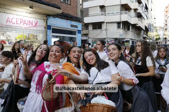 Grupo de participantes con mantones y cestas posando en la Cabalgata de Albacete 2026