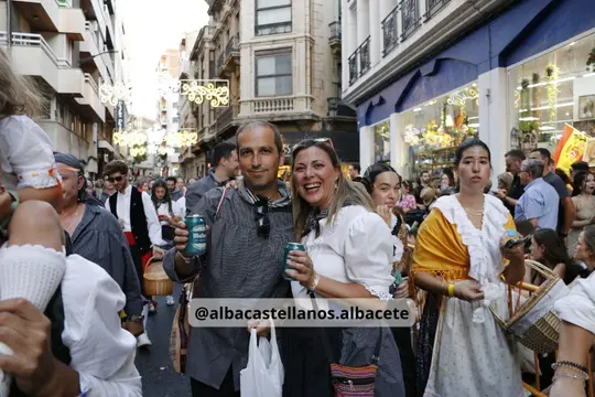 Participantes con indumentaria tradicional en una calle comercial del centro de Albacete durante la Cabalgata de 2026