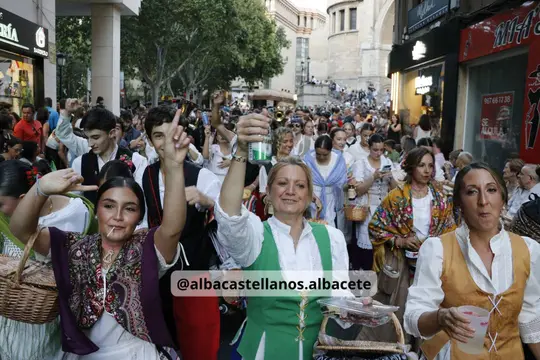 Participantes celebrando en el recorrido de la Cabalgata de la Feria de Albacete 2026