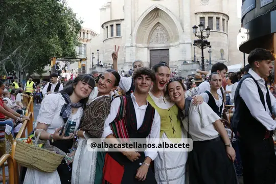 Grupo de participantes con traje manchego ante la Catedral de Albacete durante la Cabalgata de 2026