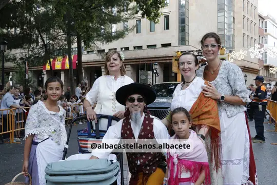 Familia con indumentaria tradicional junto al recorrido de la Cabalgata de Albacete 2026