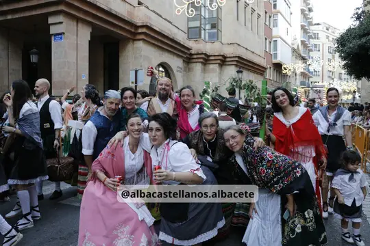 Grupo de participantes con trajes manchegos posando en la Cabalgata de Albacete 2026