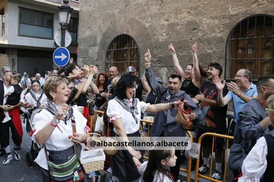 Público animando junto a las vallas del recorrido de la Cabalgata en el centro de Albacete 2026