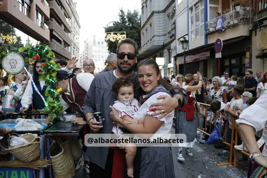 Participantes posando junto a una carroza engalanada en la Cabalgata de Albacete 2026