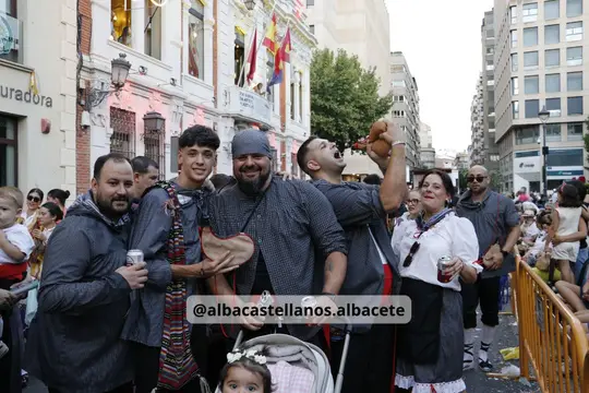 Participantes y público celebrando en el recorrido de la Cabalgata de Albacete 2026