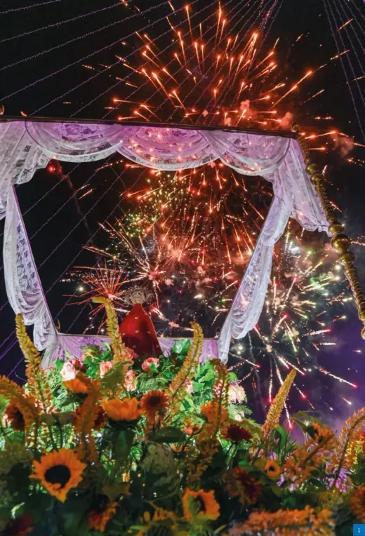 Fuegos artificiales sobre el palio de la Virgen de Los Llanos