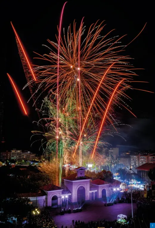 Fuegos artificiales sobre la Puerta de Hierros del Recinto Ferial de Albacete